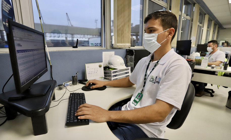 Dos 21 profissionais que atuam na equipe contratada para auxiliar na gestão ambiental da Portos do Paraná, quase todos são formados no Litoral do Estado. Cada vez mais, moradores dos municípios da região reforçam o time de cuidado permanente com o Meio Ambiente nos Portos de Paranaguá e Antonina. - Paranaguá, 20/07/2021 - Foto: Claudio Neves/Portos do Paraná