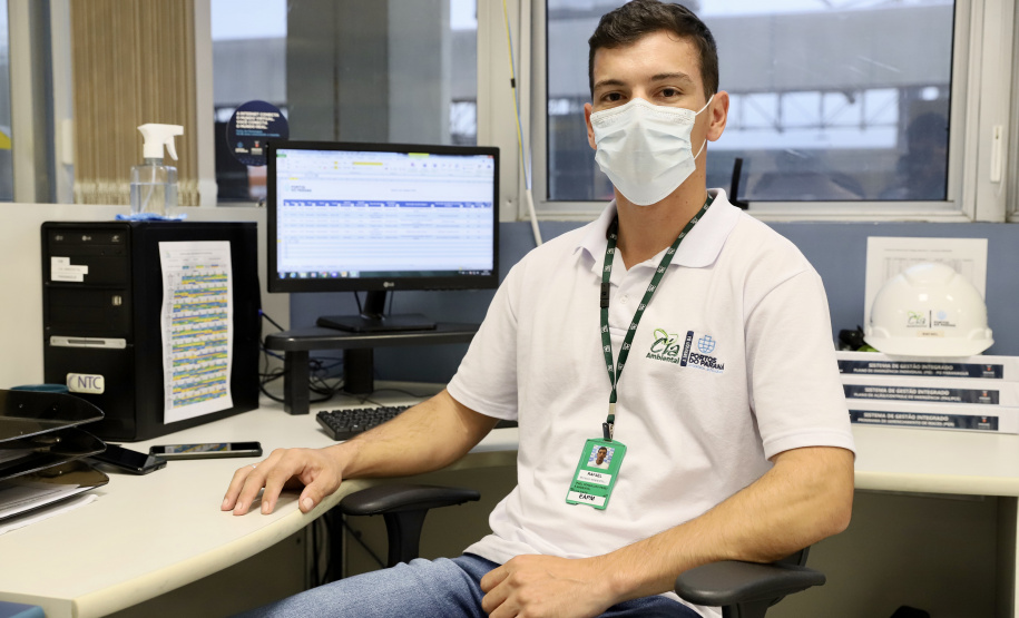 Dos 21 profissionais que atuam na equipe contratada para auxiliar na gestão ambiental da Portos do Paraná, quase todos são formados no Litoral do Estado. Cada vez mais, moradores dos municípios da região reforçam o time de cuidado permanente com o Meio Ambiente nos Portos de Paranaguá e Antonina. - Paranaguá, 20/07/2021 - Foto: Claudio Neves/Portos do Paraná