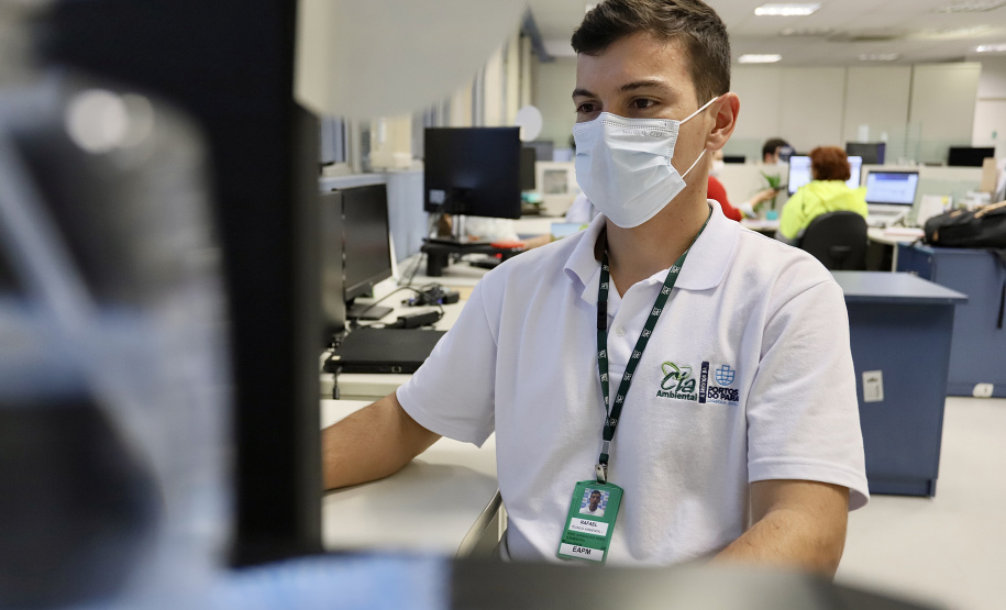 Dos 21 profissionais que atuam na equipe contratada para auxiliar na gestão ambiental da Portos do Paraná, quase todos são formados no Litoral do Estado. Cada vez mais, moradores dos municípios da região reforçam o time de cuidado permanente com o Meio Ambiente nos Portos de Paranaguá e Antonina. - Paranaguá, 20/07/2021 - Foto: Claudio Neves/Portos do Paraná