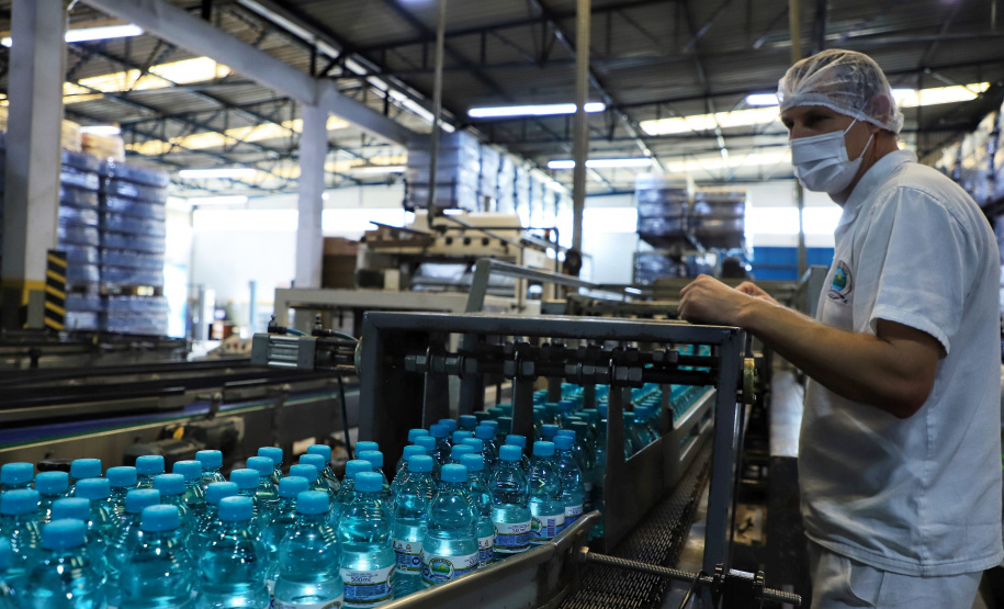 Brasileiros estão trocando bebidas alcoólicas por água, e fábrica do Paraná se prepara para demanda extra no verão