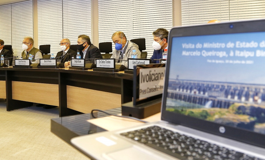O secretário de Estado da Saúde, Beto Preto acompanha o ministro da Saúde, Marcelo Queiroga, nesta terça-feira (20) na Itaipu Binacional em Foz do Iguaçu. Foto: Gilson Abreu/AEN