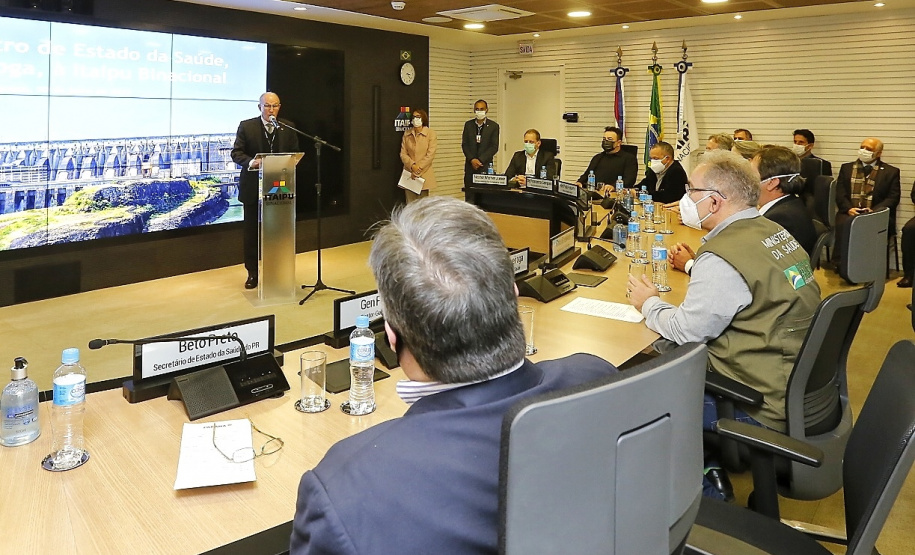 O secretário de Estado da Saúde, Beto Preto acompanha o ministro da Saúde, Marcelo Queiroga, nesta terça-feira (20) na Itaipu Binacional em Foz do Iguaçu. Foto: Gilson Abreu/AEN