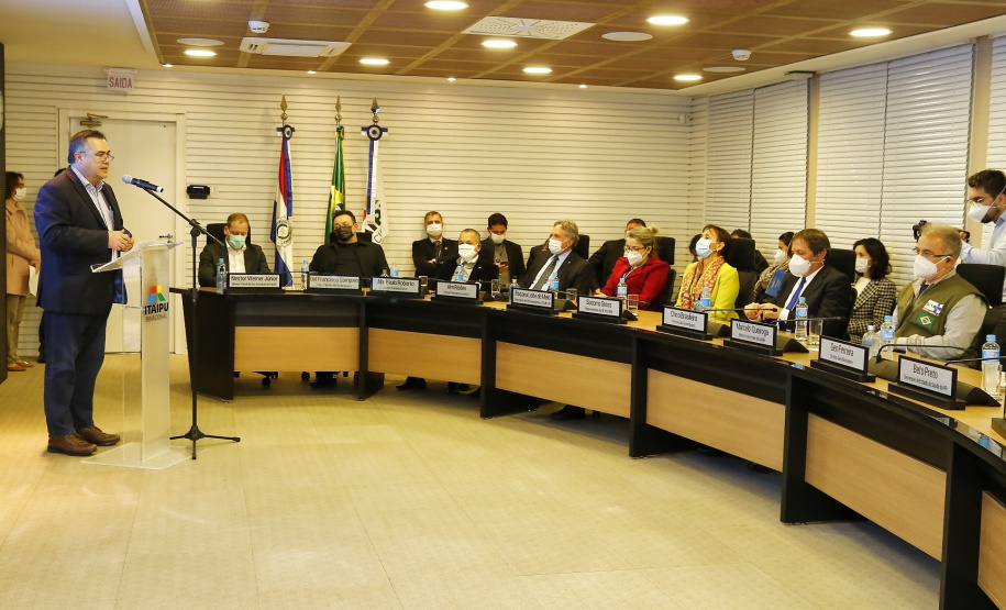 O secretário de Estado da Saúde, Beto Preto acompanha o ministro da Saúde, Marcelo Queiroga, nesta terça-feira (20) na Itaipu Binacional em Foz do Iguaçu. Foto: Gilson Abreu/AEN