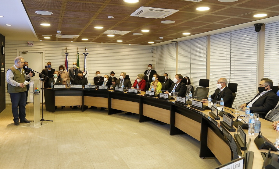 O secretário de Estado da Saúde, Beto Preto acompanha o ministro da Saúde, Marcelo Queiroga, nesta terça-feira (20) na Itaipu Binacional em Foz do Iguaçu. Foto: Gilson Abreu/AEN