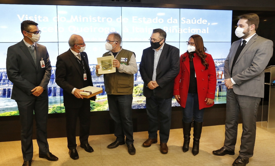 O secretário de Estado da Saúde, Beto Preto acompanha o ministro da Saúde, Marcelo Queiroga, nesta terça-feira (20) na Itaipu Binacional em Foz do Iguaçu. Foto: Gilson Abreu/AEN