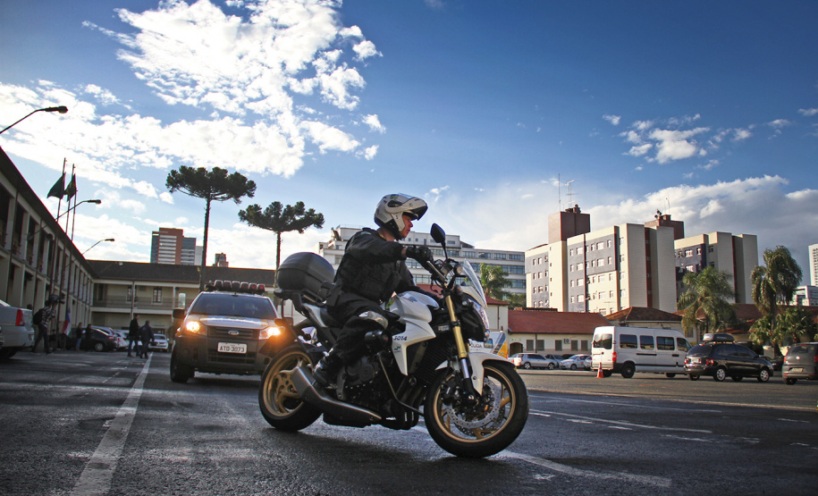 06-07-2016 Operação Curitiba contra o crime II Mais policiamento ostensivo e preventivo nas ruas e maior sensação de segurança para a população são as principais mudanças após a regulamentação da Diária Especial por Atividade de Extrajornada Voluntária (DEAEV) para policiais e bombeiros militares. - Foto: Soldado Feliphe Aires