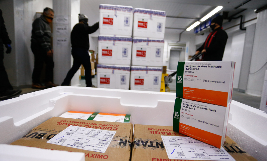 O Paraná recebe nesta terça-feira (20), do Ministério da Saúde, mais doses de vacinas contra a Covid-19. Foto: Jonathan Campos/AEN