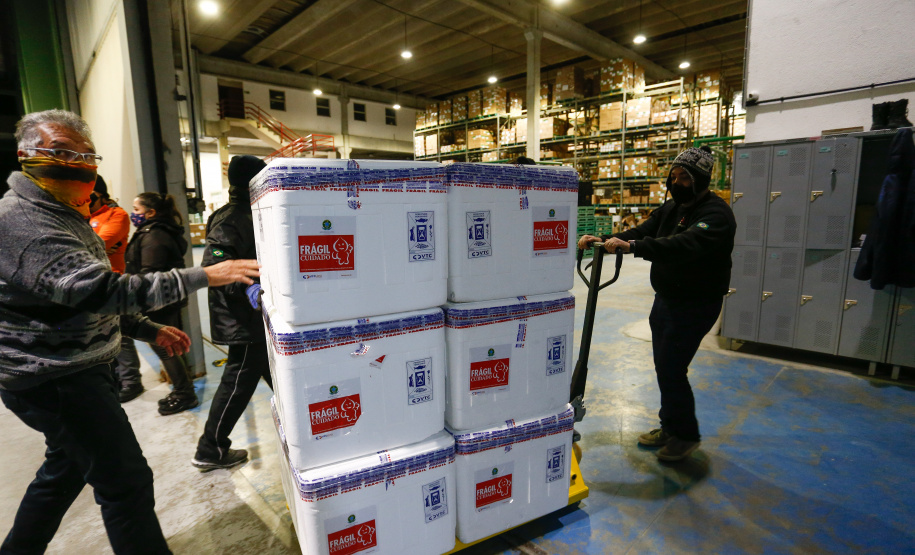 O Paraná recebe nesta terça-feira (20), do Ministério da Saúde, mais doses de vacinas contra a Covid-19. Foto: Jonathan Campos/AEN