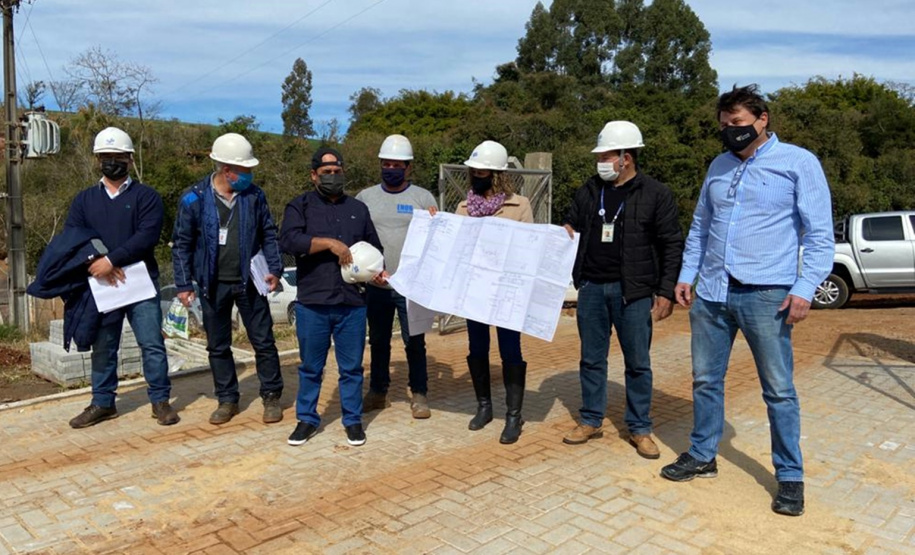 Sanepar leva água tratada para comunidade Córrego D Ouro em CalifórniaAutoridades conheceram detalhes das obras que irão duplicar capacidade do sistema principal
Foto: Sanepar