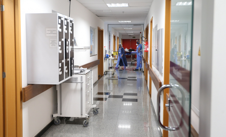 Anexo Mulher Hosp Trabalhador Pela primeira vez desde novembro, ocupação de leitos de UTI fica abaixo de 70%
- Foto: Geraldo Bubniak/AEN