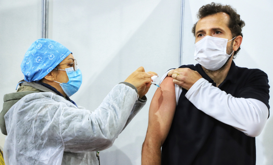 Com 63,71% dos adultos imunizados, Paraná é 5º estado que mais vacinou a população Foto: Jose Fernando Ogura /AEN