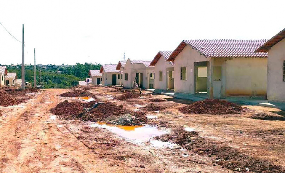 Técnicos da Cohapar vistoriaram nesta quarta-feira (21) as obras de dois novos conjuntos em construção pelo Governo do Estado no Norte Pioneiro. São 47 novas moradias em Figueira e 74 em Curiúva, que recebem investimentos de R$ 9,5 milhões do programa Casa Fácil Paraná. (Foto: Michael Faleiros/Cohapar)