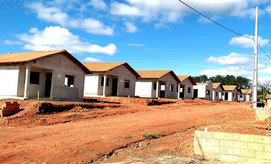 Técnicos da Cohapar vistoriaram nesta quarta-feira (21) as obras de dois novos conjuntos em construção pelo Governo do Estado no Norte Pioneiro. São 47 novas moradias em Figueira e 74 em Curiúva, que recebem investimentos de R$ 9,5 milhões do programa Casa Fácil Paraná. (Foto: Michael Faleiros/Cohapar)