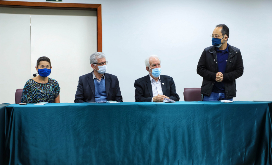 O governador em exercício Darci Piana, conheceu nesta quarta-feira (21), em Londrina, na Região Norte, as instalações da Fiação Bratac, um dos principais elos da cadeia no Estado, responsável pela produção do bicho-da-seda e do fio e também pela comercialização do produto final. - Londrina, 21/07/2021 - Foto: José Fernando Ogura/AEN