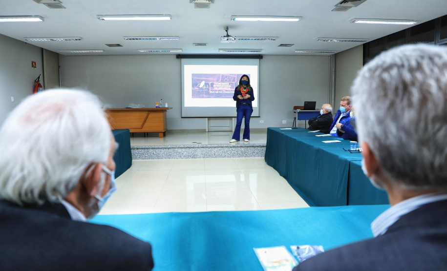 O governador em exercício Darci Piana, conheceu nesta quarta-feira (21), em Londrina, na Região Norte, as instalações da Fiação Bratac, um dos principais elos da cadeia no Estado, responsável pela produção do bicho-da-seda e do fio e também pela comercialização do produto final. - Londrina, 21/07/2021 - Foto: José Fernando Ogura/AEN