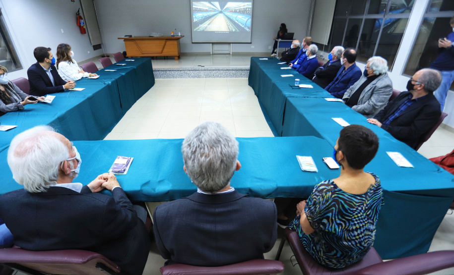 O governador em exercício Darci Piana, conheceu nesta quarta-feira (21), em Londrina, na Região Norte, as instalações da Fiação Bratac, um dos principais elos da cadeia no Estado, responsável pela produção do bicho-da-seda e do fio e também pela comercialização do produto final. - Londrina, 21/07/2021 - Foto: José Fernando Ogura/AEN