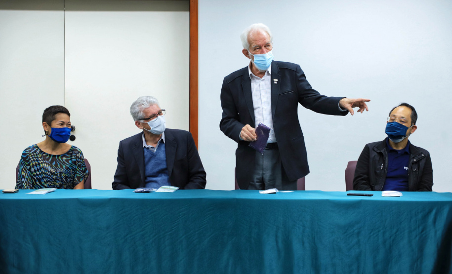 O governador em exercício Darci Piana, conheceu nesta quarta-feira (21), em Londrina, na Região Norte, as instalações da Fiação Bratac, um dos principais elos da cadeia no Estado, responsável pela produção do bicho-da-seda e do fio e também pela comercialização do produto final. - Londrina, 21/07/2021 - Foto: José Fernando Ogura/AEN