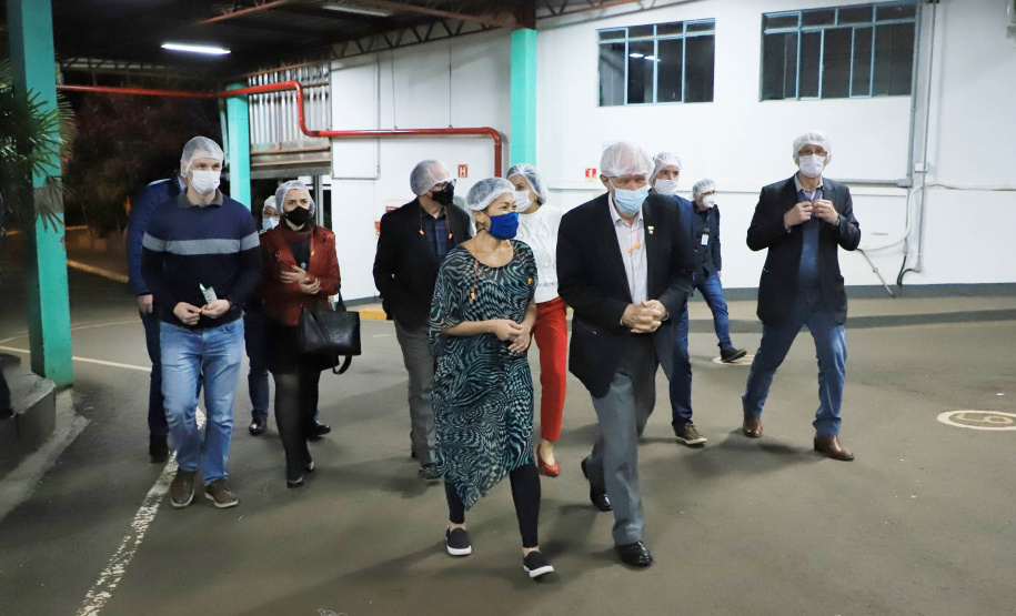 O governador em exercício Darci Piana, conheceu nesta quarta-feira (21), em Londrina, na Região Norte, as instalações da Fiação Bratac, um dos principais elos da cadeia no Estado, responsável pela produção do bicho-da-seda e do fio e também pela comercialização do produto final. - Londrina, 21/07/2021 - Foto: José Fernando Ogura/AEN