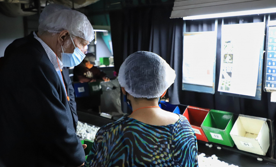 O governador em exercício Darci Piana, conheceu nesta quarta-feira (21), em Londrina, na Região Norte, as instalações da Fiação Bratac, um dos principais elos da cadeia no Estado, responsável pela produção do bicho-da-seda e do fio e também pela comercialização do produto final. - Londrina, 21/07/2021 - Foto: José Fernando Ogura/AEN