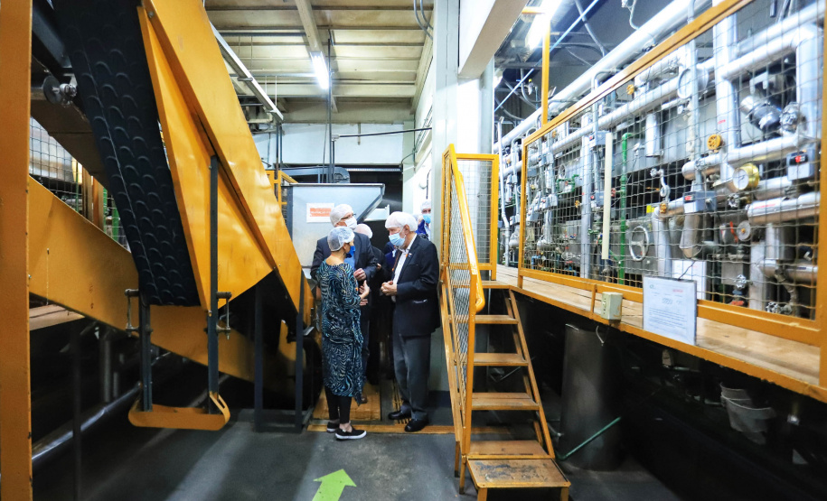 O governador em exercício Darci Piana, conheceu nesta quarta-feira (21), em Londrina, na Região Norte, as instalações da Fiação Bratac, um dos principais elos da cadeia no Estado, responsável pela produção do bicho-da-seda e do fio e também pela comercialização do produto final. - Londrina, 21/07/2021 - Foto: José Fernando Ogura/AEN