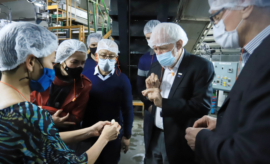 O governador em exercício Darci Piana, conheceu nesta quarta-feira (21), em Londrina, na Região Norte, as instalações da Fiação Bratac, um dos principais elos da cadeia no Estado, responsável pela produção do bicho-da-seda e do fio e também pela comercialização do produto final. - Londrina, 21/07/2021 - Foto: José Fernando Ogura/AEN