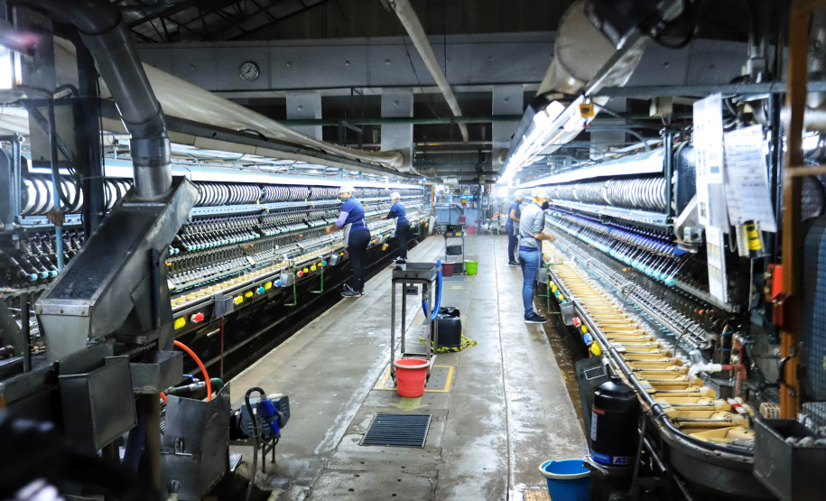 O governador em exercício Darci Piana, conheceu nesta quarta-feira (21), em Londrina, na Região Norte, as instalações da Fiação Bratac, um dos principais elos da cadeia no Estado, responsável pela produção do bicho-da-seda e do fio e também pela comercialização do produto final. - Londrina, 21/07/2021 - Foto: José Fernando Ogura/AEN