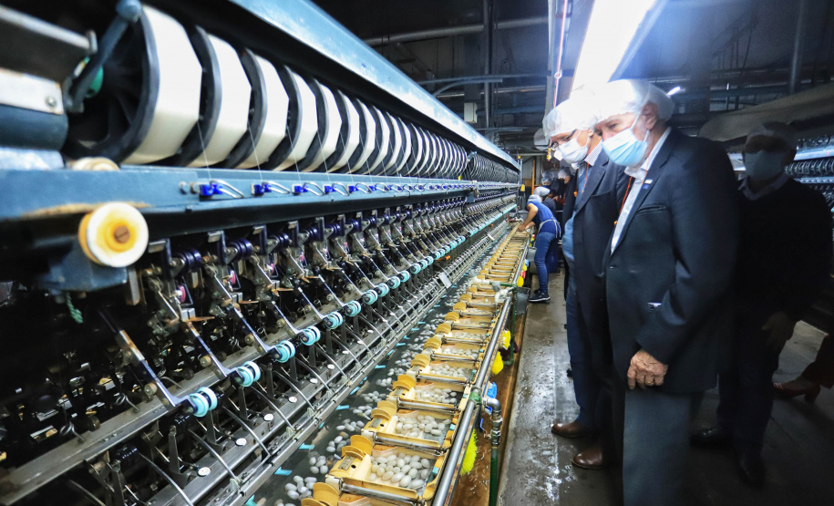 O governador em exercício Darci Piana, conheceu nesta quarta-feira (21), em Londrina, na Região Norte, as instalações da Fiação Bratac, um dos principais elos da cadeia no Estado, responsável pela produção do bicho-da-seda e do fio e também pela comercialização do produto final. - Londrina, 21/07/2021 - Foto: José Fernando Ogura/AEN