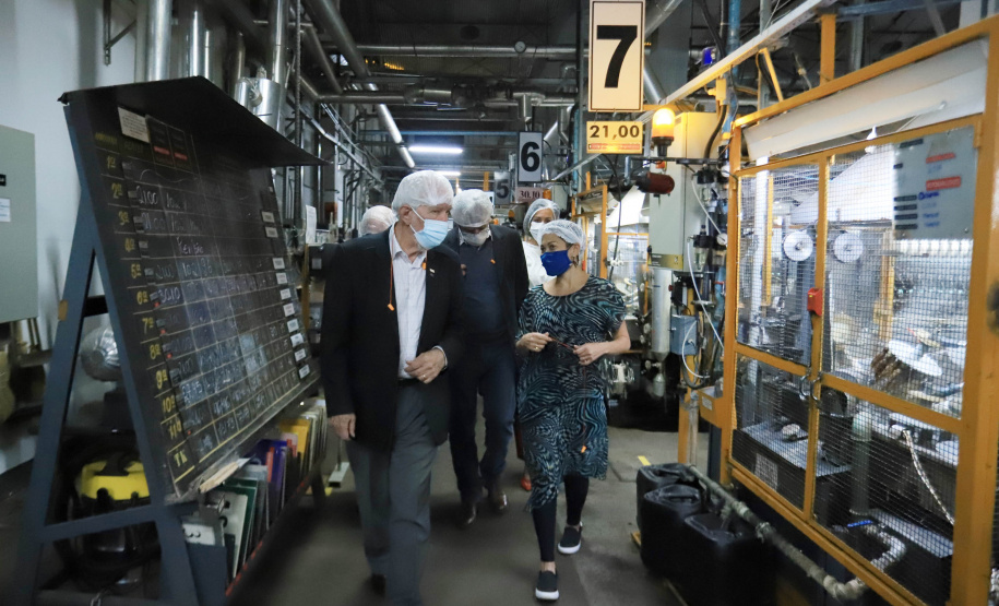 O governador em exercício Darci Piana, conheceu nesta quarta-feira (21), em Londrina, na Região Norte, as instalações da Fiação Bratac, um dos principais elos da cadeia no Estado, responsável pela produção do bicho-da-seda e do fio e também pela comercialização do produto final. - Londrina, 21/07/2021 - Foto: José Fernando Ogura/AEN