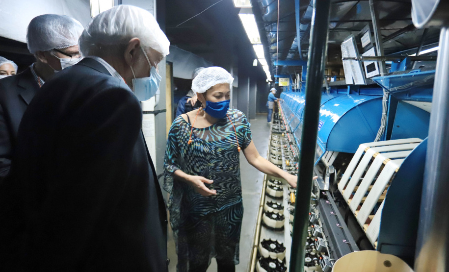O governador em exercício Darci Piana, conheceu nesta quarta-feira (21), em Londrina, na Região Norte, as instalações da Fiação Bratac, um dos principais elos da cadeia no Estado, responsável pela produção do bicho-da-seda e do fio e também pela comercialização do produto final. - Londrina, 21/07/2021 - Foto: José Fernando Ogura/AEN