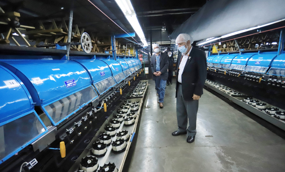 O governador em exercício Darci Piana, conheceu nesta quarta-feira (21), em Londrina, na Região Norte, as instalações da Fiação Bratac, um dos principais elos da cadeia no Estado, responsável pela produção do bicho-da-seda e do fio e também pela comercialização do produto final. - Londrina, 21/07/2021 - Foto: José Fernando Ogura/AEN