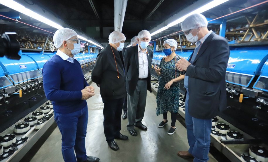 O governador em exercício Darci Piana, conheceu nesta quarta-feira (21), em Londrina, na Região Norte, as instalações da Fiação Bratac, um dos principais elos da cadeia no Estado, responsável pela produção do bicho-da-seda e do fio e também pela comercialização do produto final. - Londrina, 21/07/2021 - Foto: José Fernando Ogura/AEN