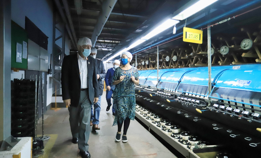 O governador em exercício Darci Piana, conheceu nesta quarta-feira (21), em Londrina, na Região Norte, as instalações da Fiação Bratac, um dos principais elos da cadeia no Estado, responsável pela produção do bicho-da-seda e do fio e também pela comercialização do produto final. - Londrina, 21/07/2021 - Foto: José Fernando Ogura/AEN