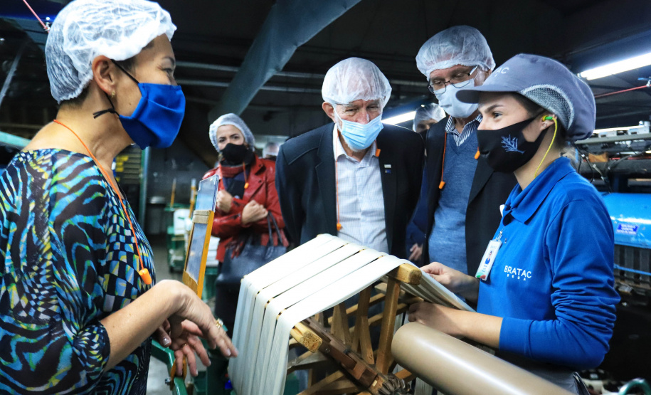 O governador em exercício Darci Piana, conheceu nesta quarta-feira (21), em Londrina, na Região Norte, as instalações da Fiação Bratac, um dos principais elos da cadeia no Estado, responsável pela produção do bicho-da-seda e do fio e também pela comercialização do produto final. - Londrina, 21/07/2021 - Foto: José Fernando Ogura/AEN