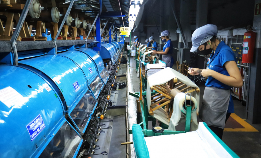 O governador em exercício Darci Piana, conheceu nesta quarta-feira (21), em Londrina, na Região Norte, as instalações da Fiação Bratac, um dos principais elos da cadeia no Estado, responsável pela produção do bicho-da-seda e do fio e também pela comercialização do produto final. - Londrina, 21/07/2021 - Foto: José Fernando Ogura/AEN