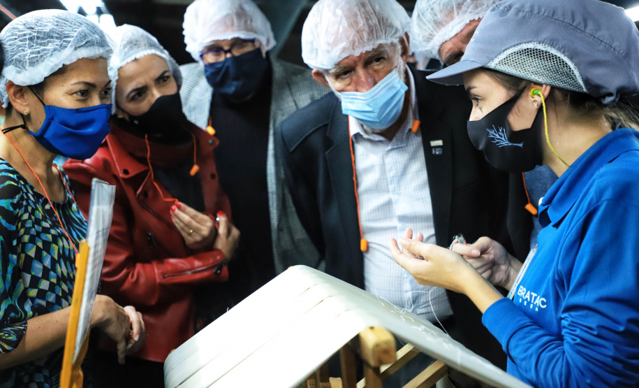 O governador em exercício Darci Piana, conheceu nesta quarta-feira (21), em Londrina, na Região Norte, as instalações da Fiação Bratac, um dos principais elos da cadeia no Estado, responsável pela produção do bicho-da-seda e do fio e também pela comercialização do produto final. - Londrina, 21/07/2021 - Foto: José Fernando Ogura/AEN