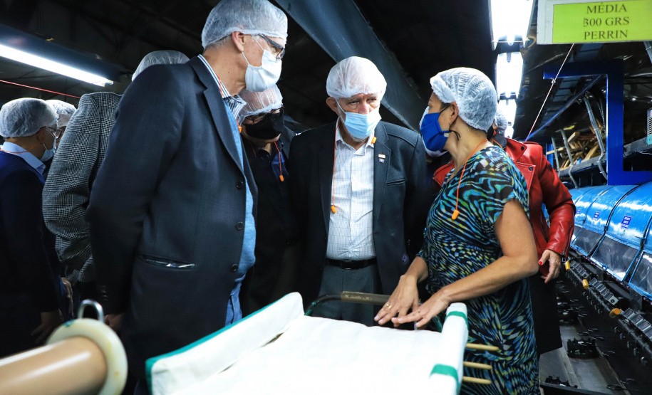 O governador em exercício Darci Piana, conheceu nesta quarta-feira (21), em Londrina, na Região Norte, as instalações da Fiação Bratac, um dos principais elos da cadeia no Estado, responsável pela produção do bicho-da-seda e do fio e também pela comercialização do produto final. - Londrina, 21/07/2021 - Foto: José Fernando Ogura/AEN