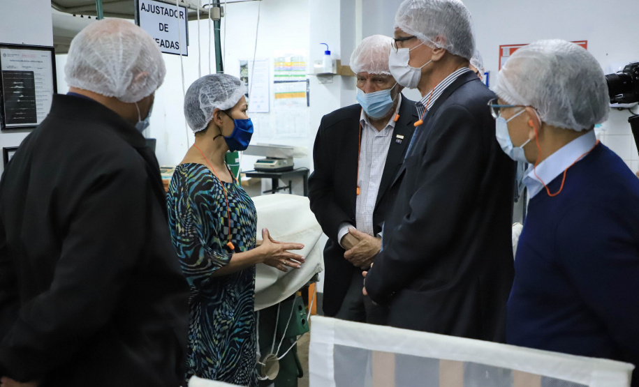 O governador em exercício Darci Piana, conheceu nesta quarta-feira (21), em Londrina, na Região Norte, as instalações da Fiação Bratac, um dos principais elos da cadeia no Estado, responsável pela produção do bicho-da-seda e do fio e também pela comercialização do produto final. - Londrina, 21/07/2021 - Foto: José Fernando Ogura/AEN