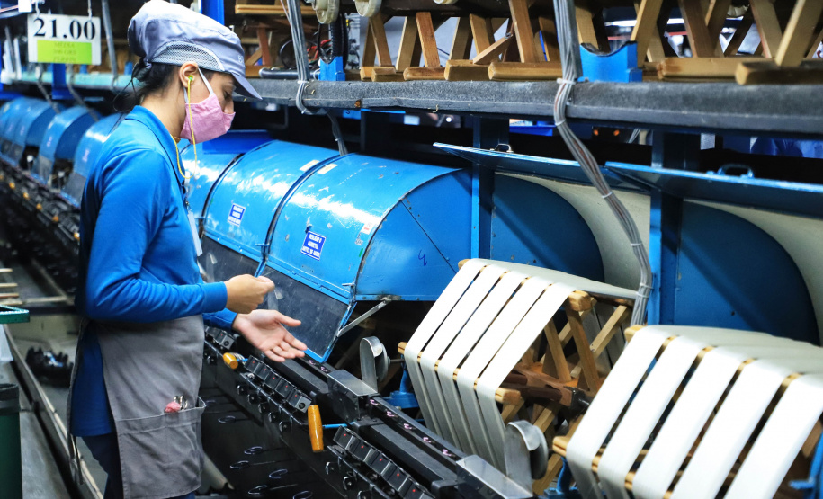 O governador em exercício Darci Piana, conheceu nesta quarta-feira (21), em Londrina, na Região Norte, as instalações da Fiação Bratac, um dos principais elos da cadeia no Estado, responsável pela produção do bicho-da-seda e do fio e também pela comercialização do produto final. - Londrina, 21/07/2021 - Foto: José Fernando Ogura/AEN