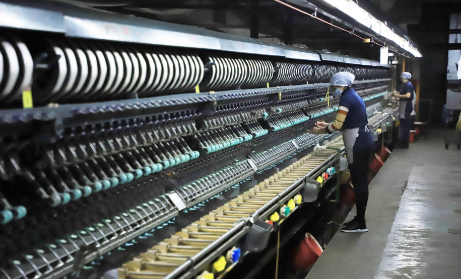 O governador em exercício Darci Piana, conheceu nesta quarta-feira (21), em Londrina, na Região Norte, as instalações da Fiação Bratac, um dos principais elos da cadeia no Estado, responsável pela produção do bicho-da-seda e do fio e também pela comercialização do produto final. - Londrina, 21/07/2021 - Foto: José Fernando Ogura/AEN