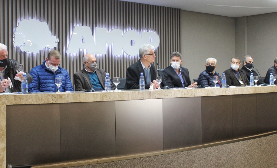 Na quarta-feira (21), em Cascavel, foi lançado o ?Manual do Secretário?, cartilha produzida pela equipe do Instituto de Desenvolvimento Rural do Paraná Iapar-Emater (IDR-Paraná) da região. O objetivo é orientar secretários municipais da Agricultura sobre a estrutura, ações e programas da Secretaria de Estado da Agricultura e do Abastecimento, vinculadas e demais órgãos que atuam no desenvolvimento do setor e apoio aos municípios. - Curitiba, 21/07/2021 - Foto: Gisele Barão