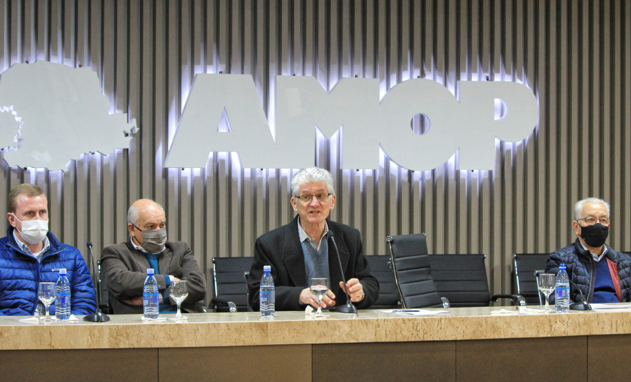 Na quarta-feira (21), em Cascavel, foi lançado o ?Manual do Secretário?, cartilha produzida pela equipe do Instituto de Desenvolvimento Rural do Paraná Iapar-Emater (IDR-Paraná) da região. O objetivo é orientar secretários municipais da Agricultura sobre a estrutura, ações e programas da Secretaria de Estado da Agricultura e do Abastecimento, vinculadas e demais órgãos que atuam no desenvolvimento do setor e apoio aos municípios. - Curitiba, 21/07/2021 - Foto: Gisele Barão