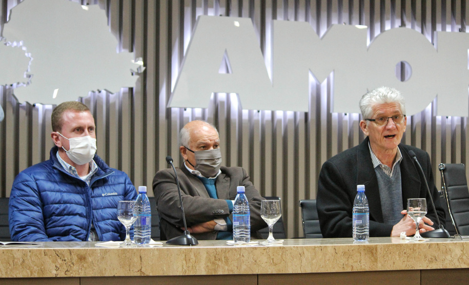 Na quarta-feira (21), em Cascavel, foi lançado o ?Manual do Secretário?, cartilha produzida pela equipe do Instituto de Desenvolvimento Rural do Paraná Iapar-Emater (IDR-Paraná) da região. O objetivo é orientar secretários municipais da Agricultura sobre a estrutura, ações e programas da Secretaria de Estado da Agricultura e do Abastecimento, vinculadas e demais órgãos que atuam no desenvolvimento do setor e apoio aos municípios. - Curitiba, 21/07/2021 - Foto: Gisele Barão