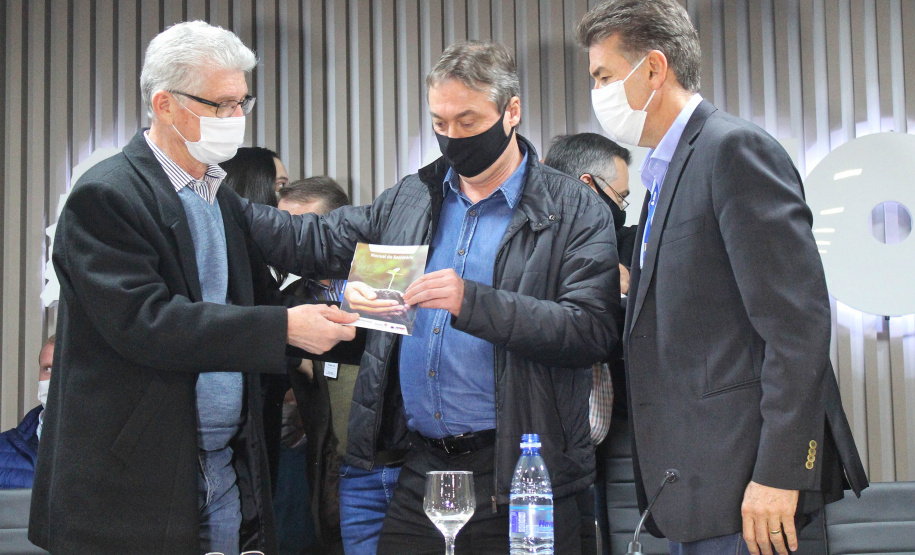 Na quarta-feira (21), em Cascavel, foi lançado o ?Manual do Secretário?, cartilha produzida pela equipe do Instituto de Desenvolvimento Rural do Paraná Iapar-Emater (IDR-Paraná) da região. O objetivo é orientar secretários municipais da Agricultura sobre a estrutura, ações e programas da Secretaria de Estado da Agricultura e do Abastecimento, vinculadas e demais órgãos que atuam no desenvolvimento do setor e apoio aos municípios. - Curitiba, 21/07/2021 - Foto: Gisele Barão