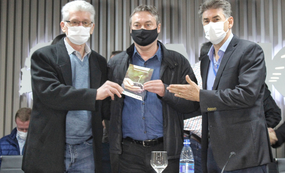 Na quarta-feira (21), em Cascavel, foi lançado o ?Manual do Secretário?, cartilha produzida pela equipe do Instituto de Desenvolvimento Rural do Paraná Iapar-Emater (IDR-Paraná) da região. O objetivo é orientar secretários municipais da Agricultura sobre a estrutura, ações e programas da Secretaria de Estado da Agricultura e do Abastecimento, vinculadas e demais órgãos que atuam no desenvolvimento do setor e apoio aos municípios. - Curitiba, 21/07/2021 - Foto: Gisele Barão