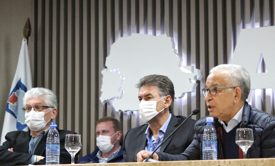 Na quarta-feira (21), em Cascavel, foi lançado o ?Manual do Secretário?, cartilha produzida pela equipe do Instituto de Desenvolvimento Rural do Paraná Iapar-Emater (IDR-Paraná) da região. O objetivo é orientar secretários municipais da Agricultura sobre a estrutura, ações e programas da Secretaria de Estado da Agricultura e do Abastecimento, vinculadas e demais órgãos que atuam no desenvolvimento do setor e apoio aos municípios. - Curitiba, 21/07/2021 - Foto: Gisele Barão