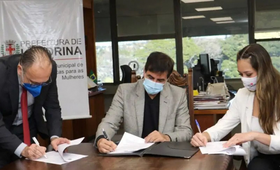 Acordo de Cooperação assinado nesta quinta-feira (22) entre representantes da Prefeitura de Londrina, Universidade Tecnológica Federal do Paraná (UTFPR) com a UEL resultou na estruturação e implantação do Observatório da Violência contra as Mulheres, que vai funcionar atrelado à Secretária Municipal de Políticas para as Mulheres auxiliando no planejamento de políticas públicas