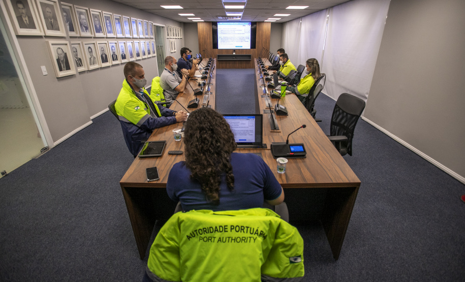 Com a promoção de workshops com prestadores de serviços portuários, equipe da Diretoria de Meio Ambiente da empresa pública visa aperfeiçoar os procedimentos para promover segurança ambiental, saúde e segurança no trabalho. -  Paranaguá, 22/07/2021  -  Foto: Claudio Neves/Portos do Paraná