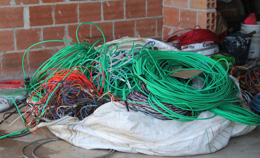 Um casal foi preso e cerca de 600 quilos de fios metálicos apreendidos durante uma ação integrada entre as forças de segurança pública e Coordenada pela Polícia Civil do Paraná. Denominada Operação Metal Nobre III, a ação que aconteceu nesta quinta-feira (22/07), contou com a Polícia Militar, a Guarda Municipal de Curitiba e outros órgão municipais e apoio da Copel e da Sanepar. -  Curitiba, 23/07/2021  -  Foto: SESP-PR