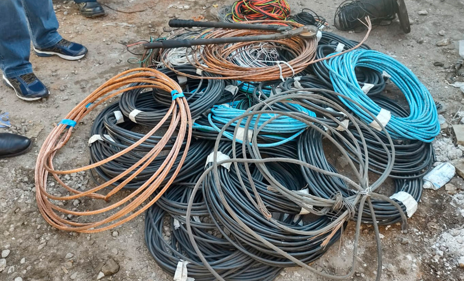 Um casal foi preso e cerca de 600 quilos de fios metálicos apreendidos durante uma ação integrada entre as forças de segurança pública e Coordenada pela Polícia Civil do Paraná. Denominada Operação Metal Nobre III, a ação que aconteceu nesta quinta-feira (22/07), contou com a Polícia Militar, a Guarda Municipal de Curitiba e outros órgão municipais e apoio da Copel e da Sanepar. -  Curitiba, 23/07/2021  -  Foto: SESP-PR