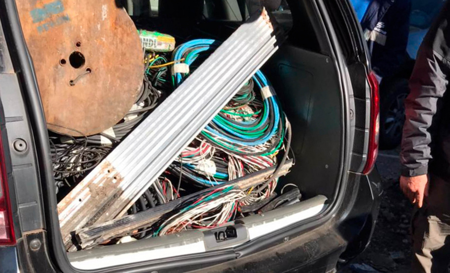 Um casal foi preso e cerca de 600 quilos de fios metálicos apreendidos durante uma ação integrada entre as forças de segurança pública e Coordenada pela Polícia Civil do Paraná. Denominada Operação Metal Nobre III, a ação que aconteceu nesta quinta-feira (22/07), contou com a Polícia Militar, a Guarda Municipal de Curitiba e outros órgão municipais e apoio da Copel e da Sanepar. -  Curitiba, 23/07/2021  -  Foto: SESP-PR